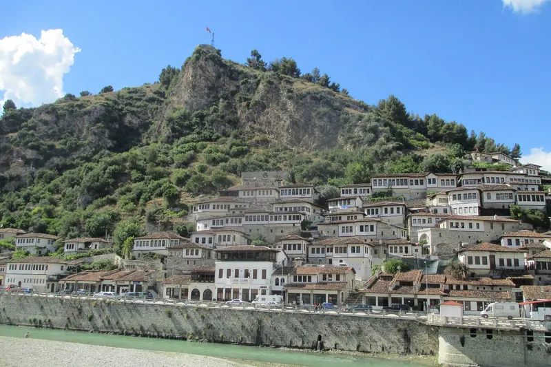 Тирана, Албанія